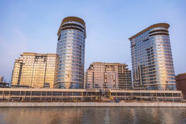 Moskova bölgesi - 12 Eylül 2021: Başkent civarındaki modern yüksek binalar