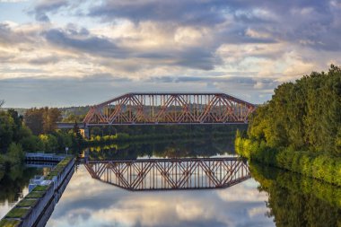 Moskova bölgesi, Rusya - 10 Eylül 2021: Nehir yatağındaki su seviyesini ayarlamak için Moskova Kanalı 'nda eski bir geçit. Başkentin bir banliyösü.