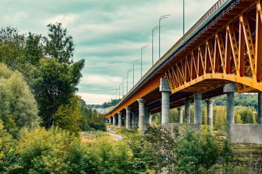 Moskova Kanalı boyunca parlak turuncu kazık ve kirişlerden yapılmış bir nakliye köprüsü. Rusya