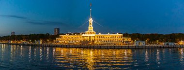 Moskova, Rusya - 12 Eylül 2021: Kuzey Nehri İstasyonu 'nun aydınlık akşam binası. 1937 'de inşa edilmiş. Yeniden yapılanmadan sonra 2020 'de açıldı.