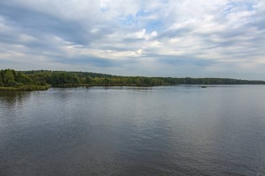 Sonbaharın başlarında yeşil ağaçlı manzaralı nehir manzarası