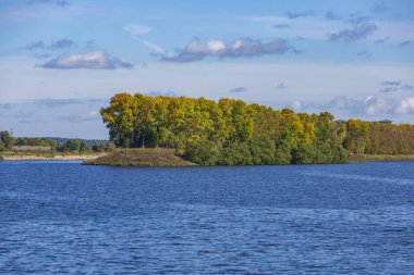 Sonbaharın başlarında yeşil ağaçlı manzaralı nehir manzarası