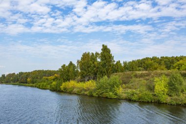 Sonbaharın başlarında yeşil ağaçlı manzaralı nehir manzarası