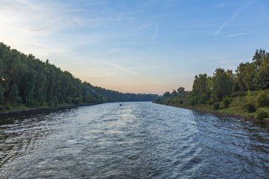 Sonbaharın başlarında yeşil ağaçlı manzaralı nehir manzarası