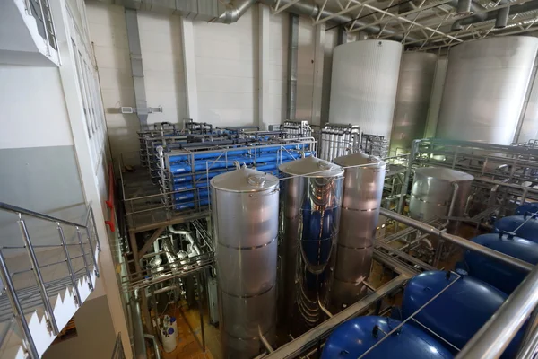 Attrezzature industriali nelle unità dell'impianto per la produzione di birra — Foto Stock