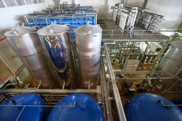 Equipement industriel dans les unités de l'usine pour la production de bière — Photo