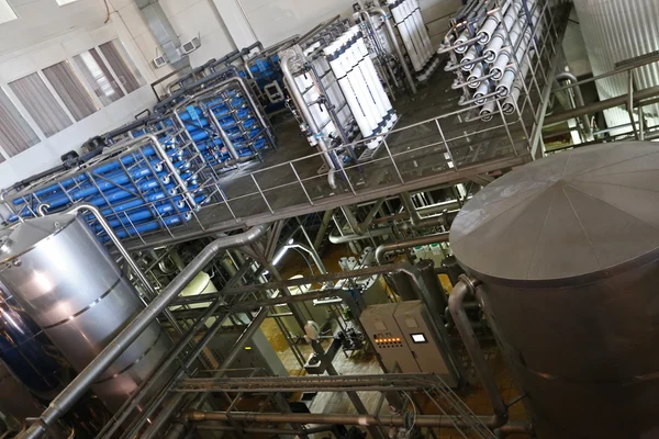 Industriell utrustning i enheter av anläggningen för framställning av öl — Stockfoto
