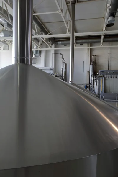 Equipamento industrial nas unidades da fábrica para a produção de cerveja — Fotografia de Stock