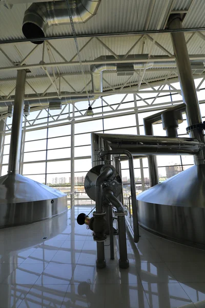 Equipamento industrial nas unidades da fábrica para a produção de cerveja — Fotografia de Stock