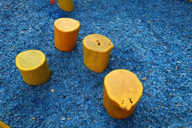 Ev yapımı sarı tabureler