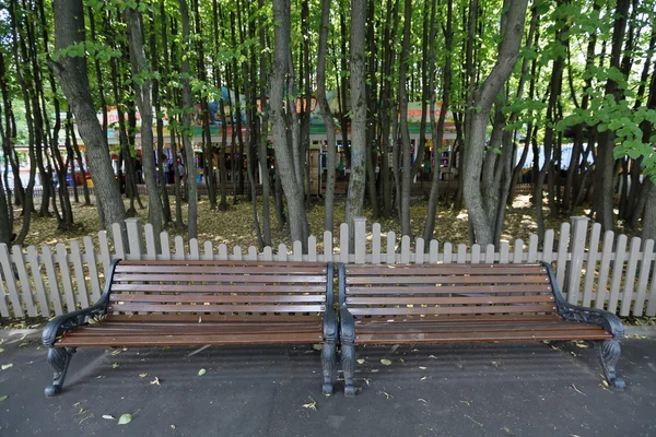 Panchine nel parco — Foto Stock