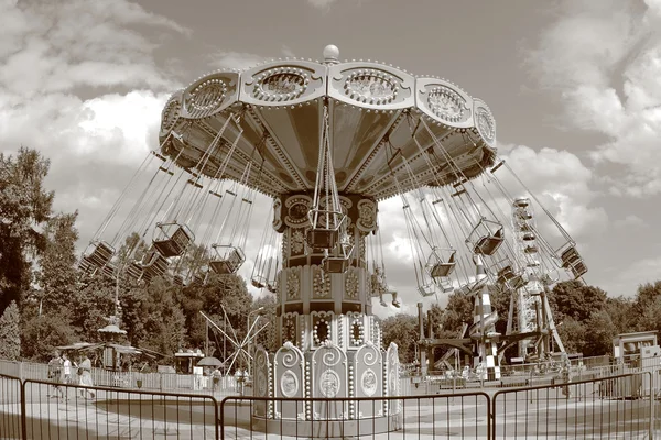 Retro carousel op amusement park — Stockfoto