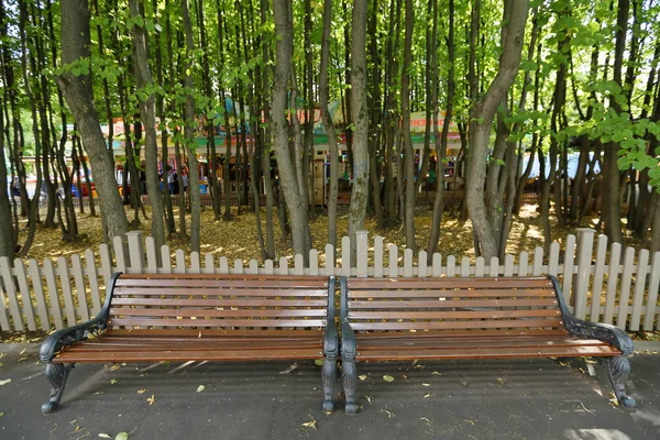 公園内のベンチは — ストック写真