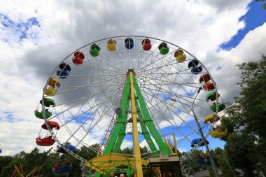 Bulutlu bir günde dönme dolap