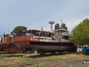 Terk edilmiş bir tersane kalıntıları