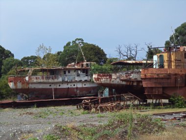 Terk edilmiş bir tersane kalıntıları