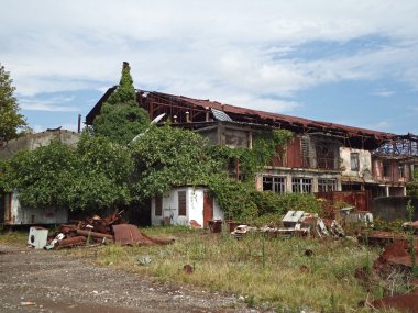 Terk edilmiş bir tersane kalıntıları