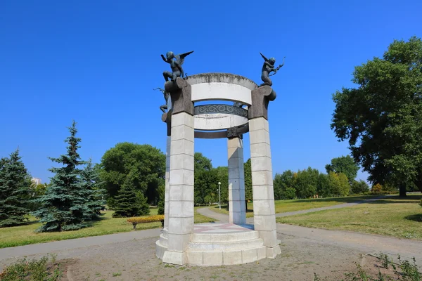 Arbour with figures of angels — Stock Photo, Image