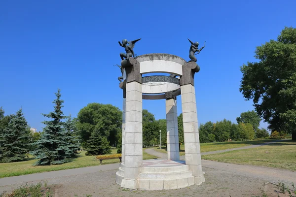 Arbour with figures of angels — Stock Photo, Image