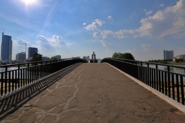 Bir dar şehir nehir üzerinde küçük yaya beton köprü 