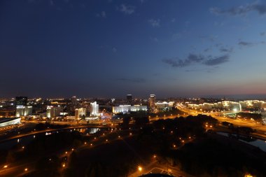 Minsk'te gözlem güverteden gece görünümü
