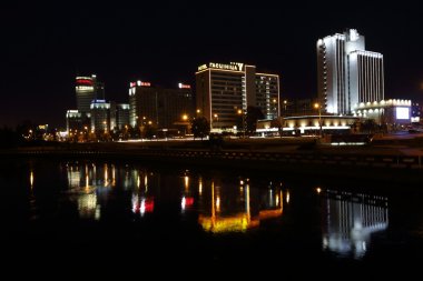 Minsk'te gözlem güverteden gece görünümü