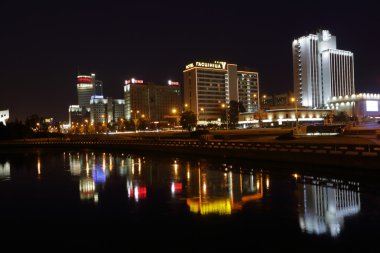 Minsk'te gözlem güverteden gece görünümü
