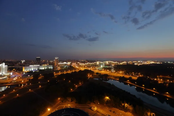 Vue de nuit depuis le pont d'observation de Minsk — Photo