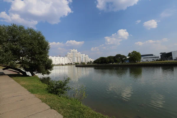 Edifício de apartamento branco — Fotografia de Stock