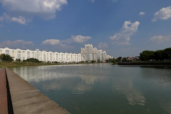 Edifício de apartamento branco — Fotografia de Stock