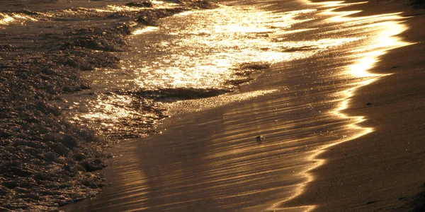 Вечерний прилив на пляже — стоковое фото