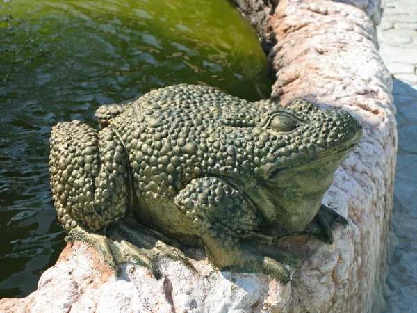 Каменная скульптура жабы — стоковое фото