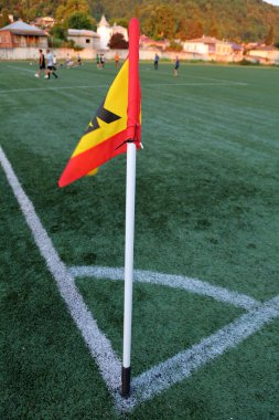 bir futbol sahası köşesine