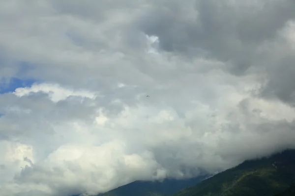 Fallschirmspringer in den Wolken — Stockfoto