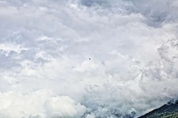 Parachutist in de wolken — Stockfoto