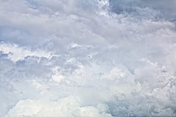 Parachutist in de wolken — Stockfoto