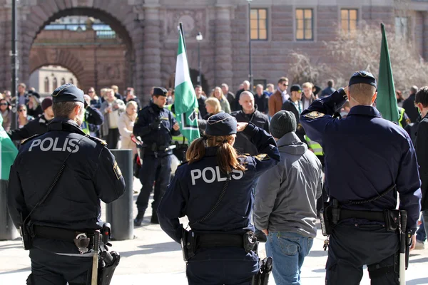 Die Polizei bei einer Kundgebung in der Stadt — Stockfoto