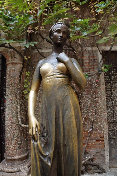 Het standbeeld van Juliet in Verona, Italië — Stockfoto