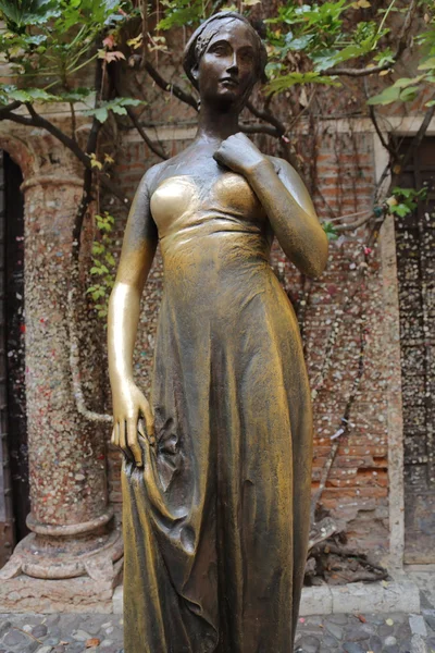 意大利维罗纳朱丽叶的雕像 — 图库照片