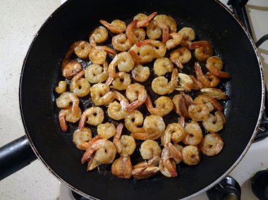 Bir tavada kızarmış taze karides