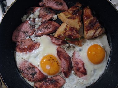 Sosis ve biber ile kızarmış yumurta