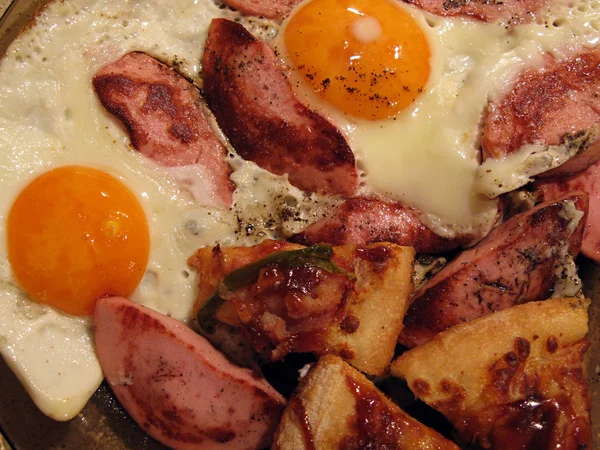 Ovos fritos com salsichas e pimenta — Fotografia de Stock