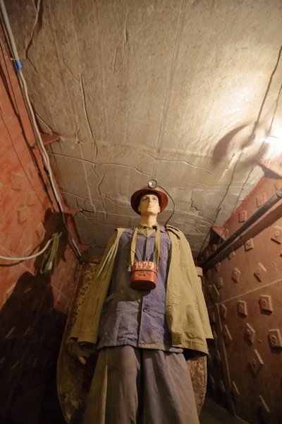 Minero con casco y uniforme. Maniquí. — Foto de Stock
