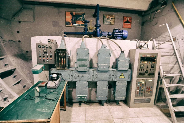 El viejo equipo de control en el refugio antibombas —  Fotos de Stock