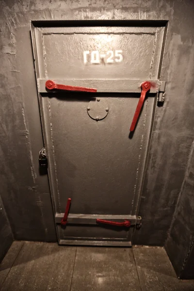 A porta de metal no abrigo anti-bombas — Fotografia de Stock