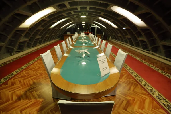 Table pour les conférences dans le bunker souterrain — Photo