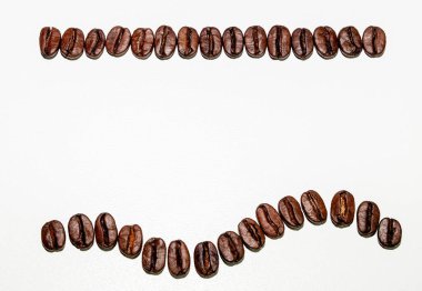 Beyaz arka planda fasulyeli kahve.