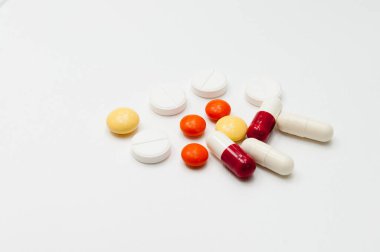 Beyaz arka planda renkli haplar ve haplar