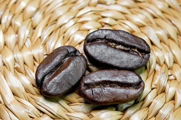 Close Black Coffee Grains Lying Braided Basket — Stock Photo, Image