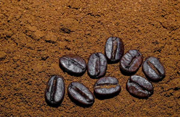 Háttér Őrölt Fekete Kávé Néhány Szem Fekete Kávé — Stock Fotó